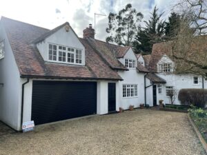 Modern colour contrast works well against a painted white or ivory stone wall